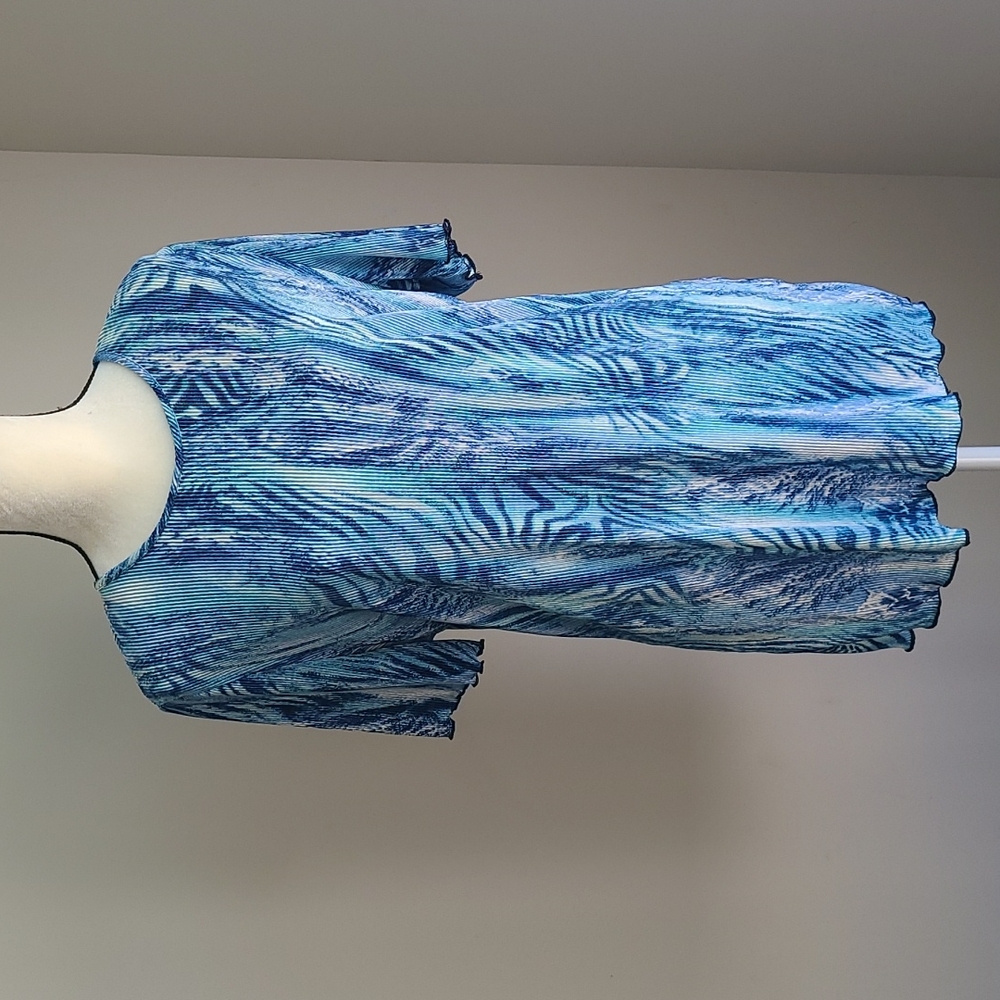 Southern Lady, crinkle short sleeve top, beautiful blues and white, Size 2X
